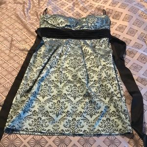 Strapless dress with damask pattern